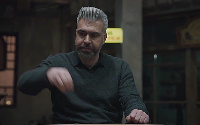 Guess Which Hand S01E03