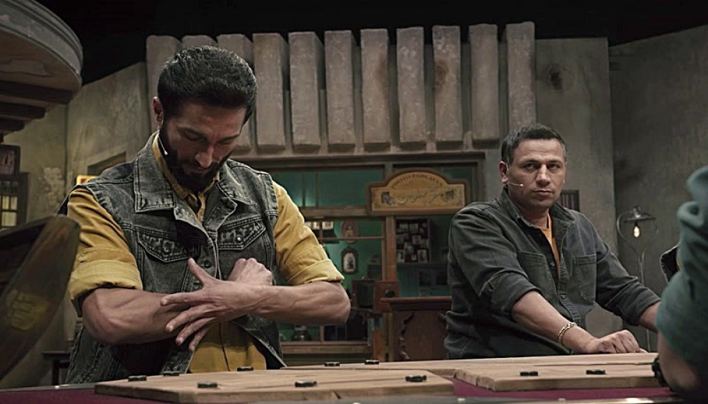 Guess Which Hand 2 S01E09